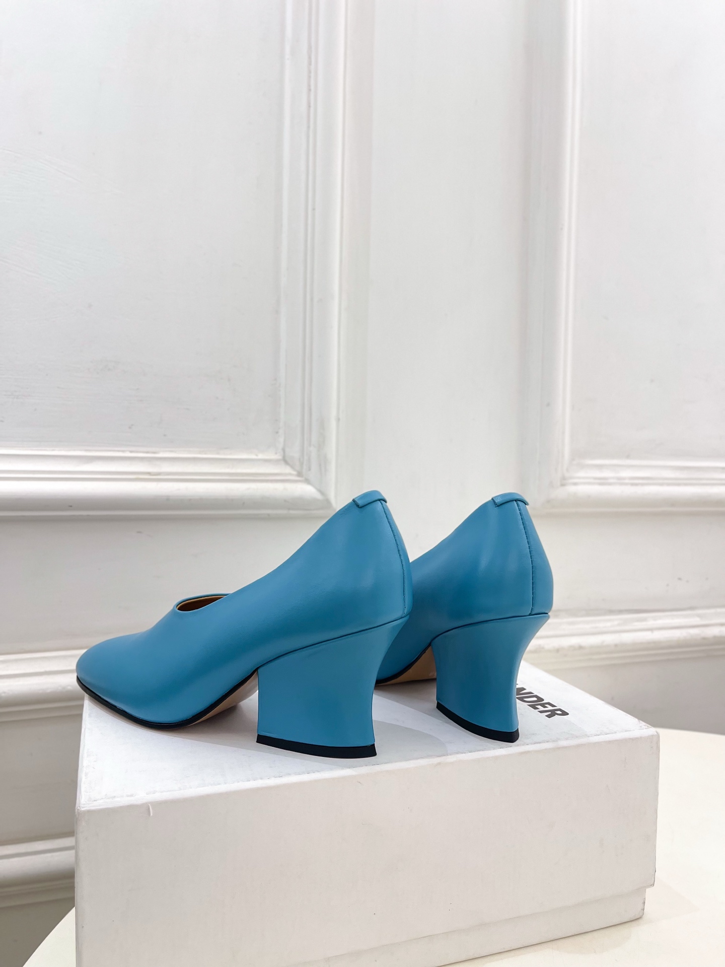 Jil Sander(吉尔·桑达）2026 春夏新品 JD极简复古粗跟深口单鞋————————JS作为这