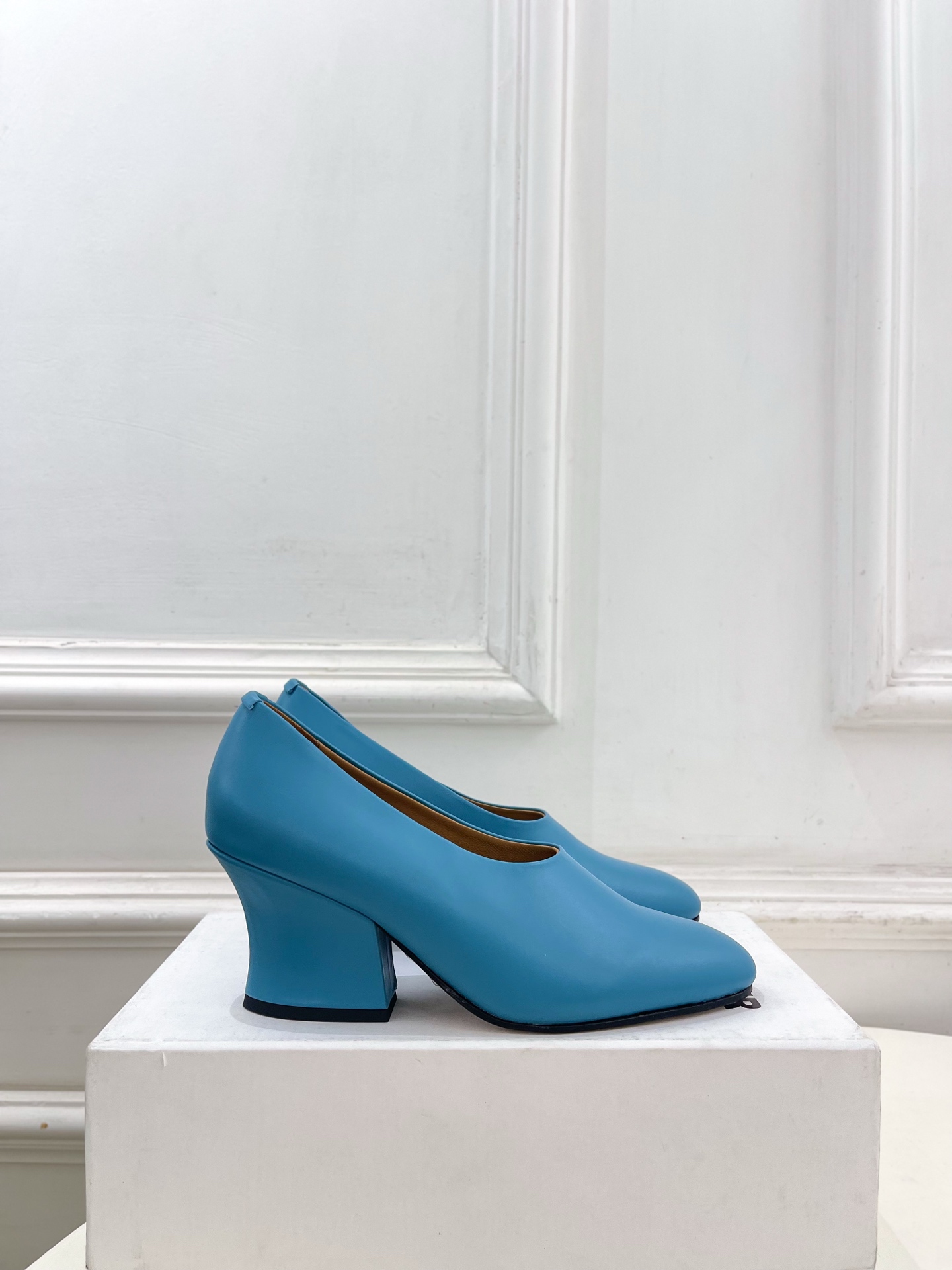 Jil Sander(吉尔·桑达）2026 春夏新品 JD极简复古粗跟深口单鞋————————JS作为这