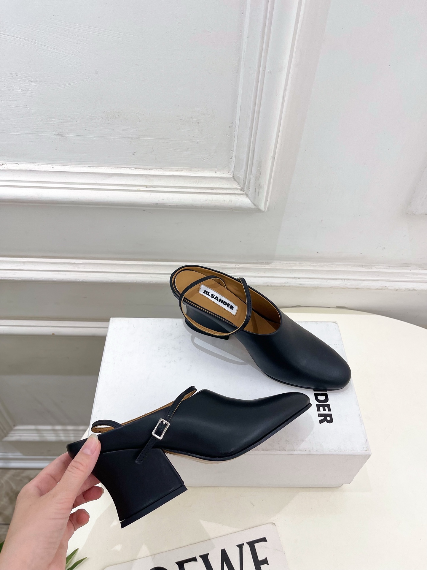 Jil Sander(吉尔·桑达）2026 春夏新品 JD极简复古细带搭扣粗跟穆勒鞋————————JS