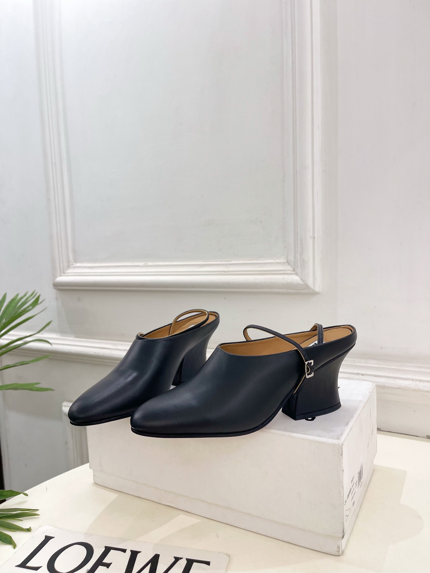 Jil Sander(吉尔·桑达）2026 春夏新品 JD极简复古细带搭扣粗跟穆勒鞋————————JS