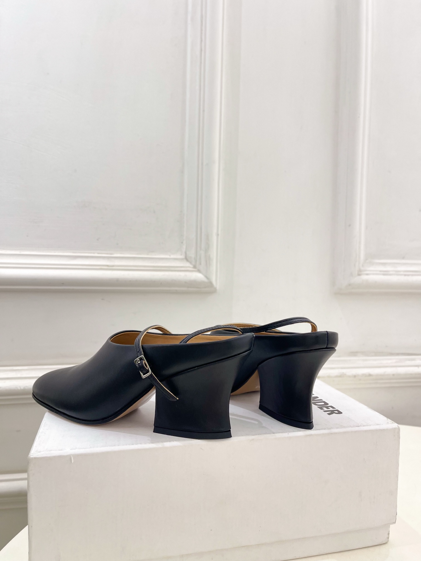Jil Sander(吉尔·桑达）2026 春夏新品 JD极简复古细带搭扣粗跟穆勒鞋————————JS