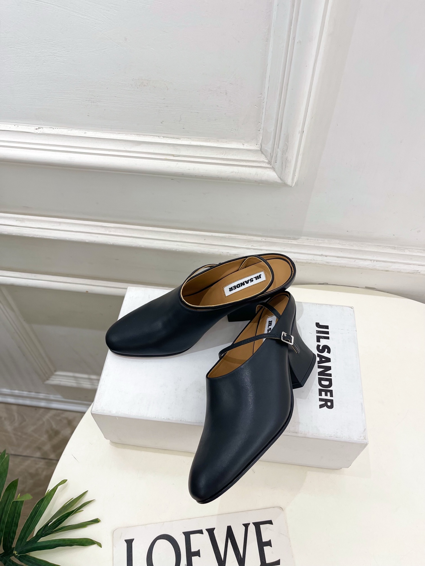 Jil Sander(吉尔·桑达）2026 春夏新品 JD极简复古细带搭扣粗跟穆勒鞋————————JS