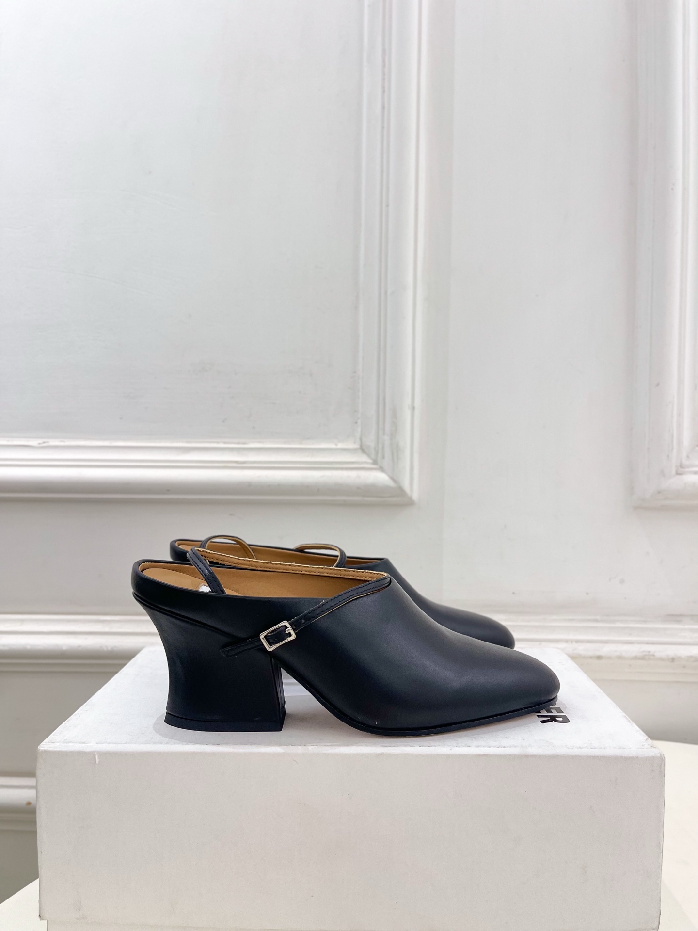 Jil Sander(吉尔·桑达）2026 春夏新品 JD极简复古细带搭扣粗跟穆勒鞋————————JS