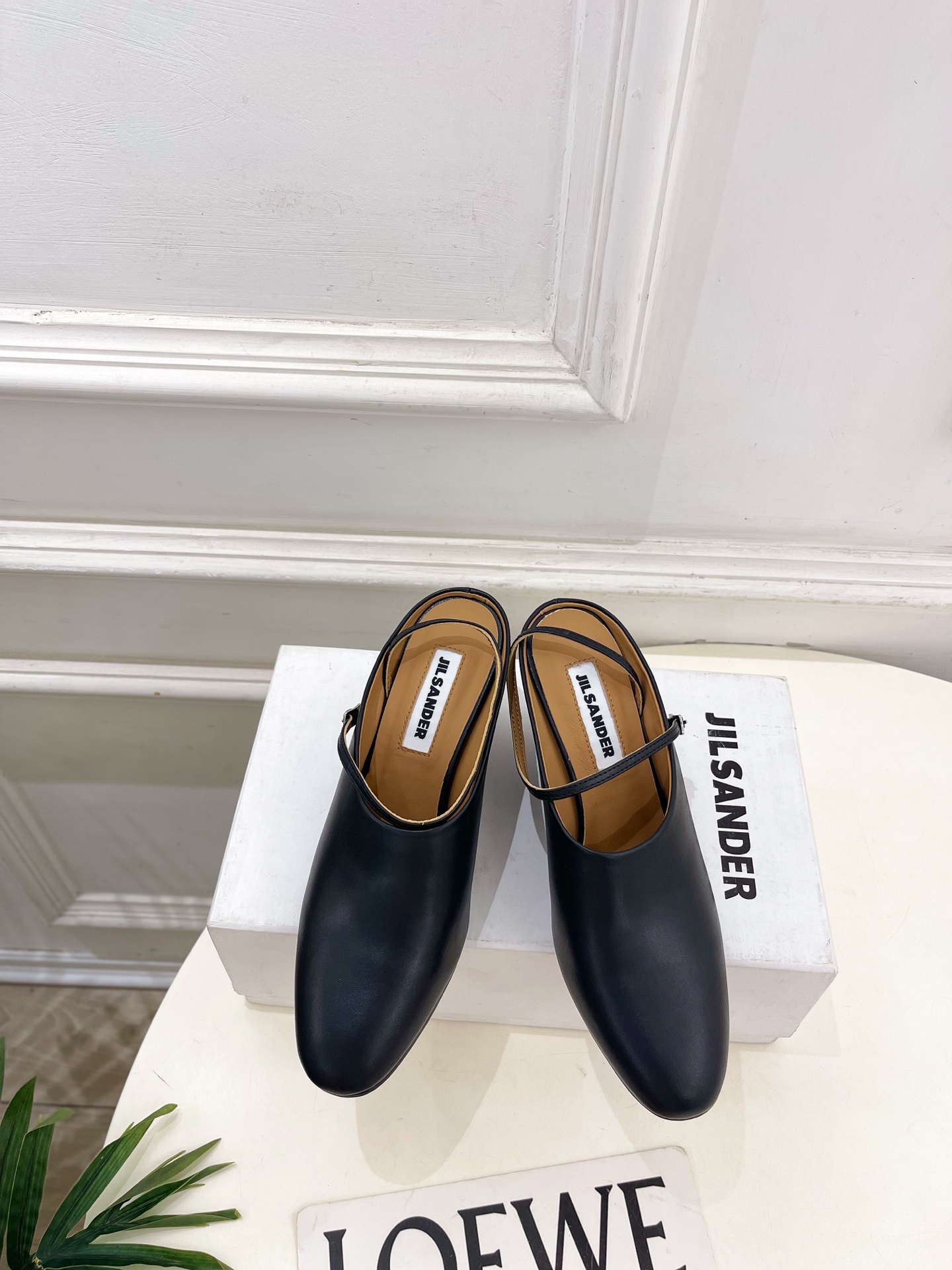 Jil Sander(吉尔·桑达）2026 春夏新品 JD极简复古细带搭扣粗跟穆勒鞋————————JS
