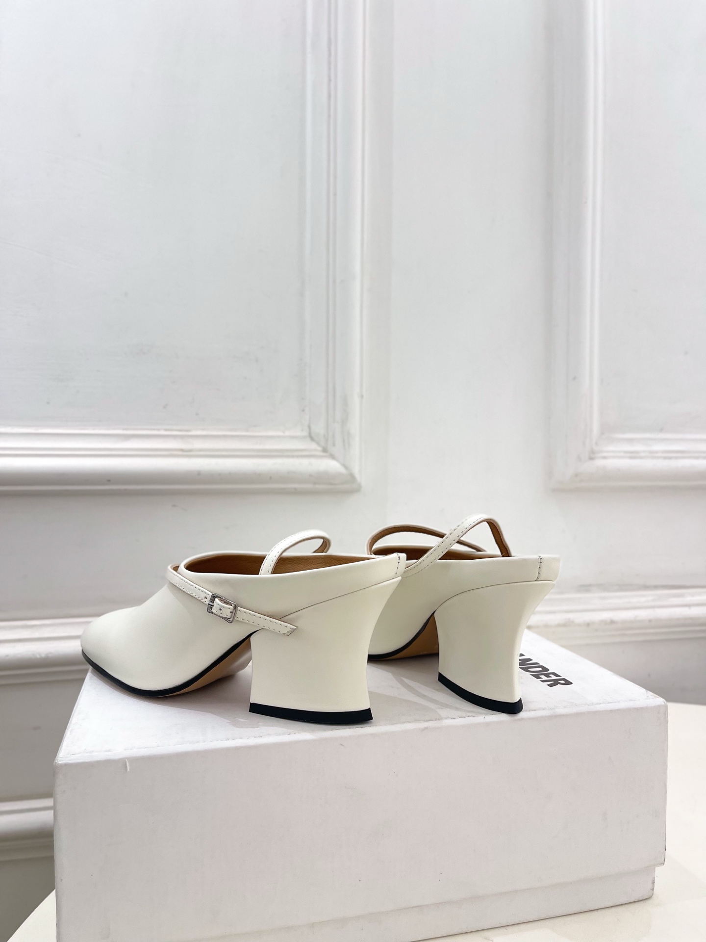 Jil Sander(吉尔·桑达)2026 春夏新品 JD极简复古细带搭扣粗跟穆勒鞋————————JS Jil Sander(吉尔·桑达)2026 春夏新品 JD极简复古细带搭扣粗跟穆勒鞋————————JS