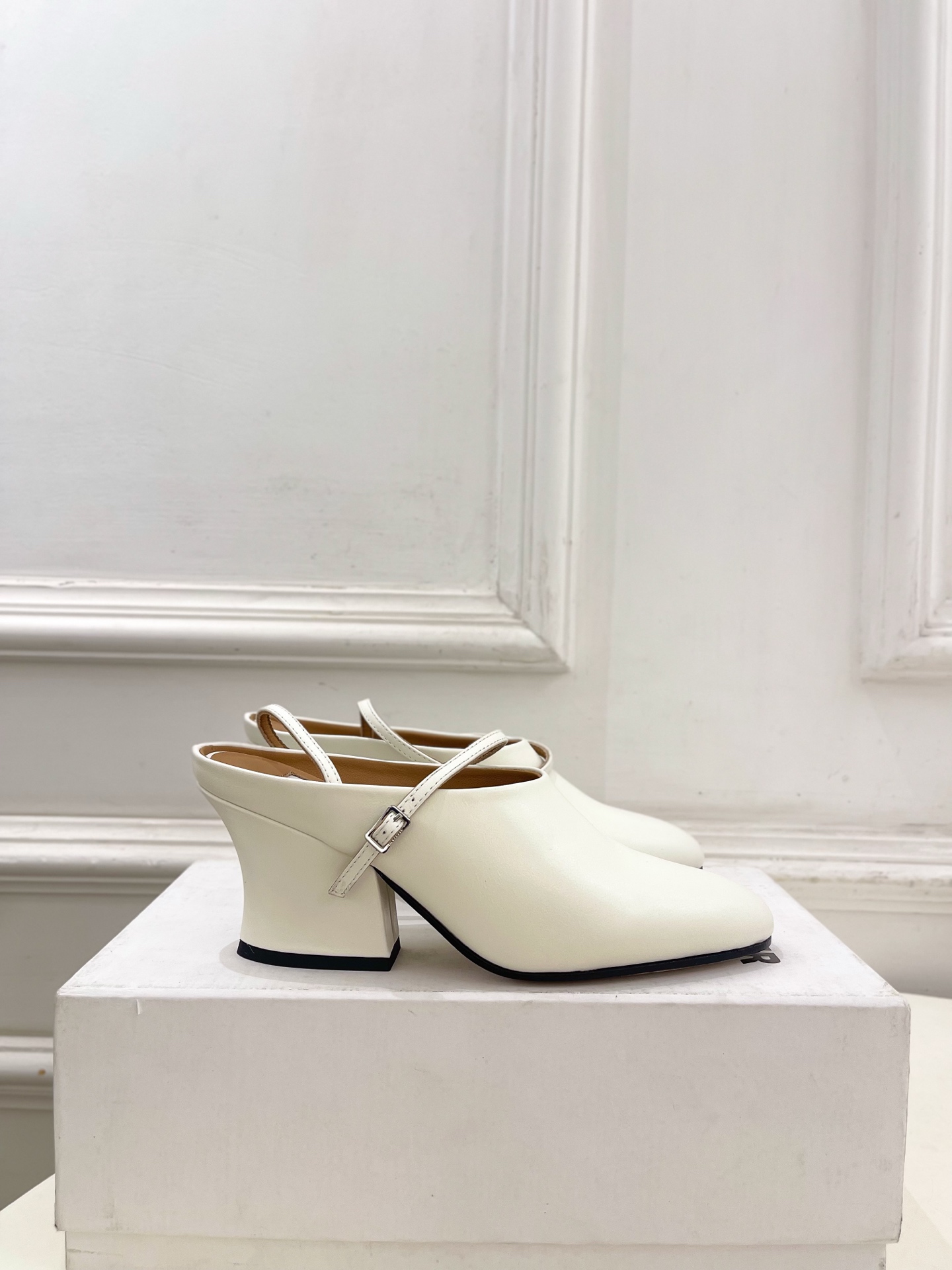 Jil Sander(吉尔·桑达)2026 春夏新品 JD极简复古细带搭扣粗跟穆勒鞋————————JS Jil Sander(吉尔·桑达)2026 春夏新品 JD极简复古细带搭扣粗跟穆勒鞋————————JS