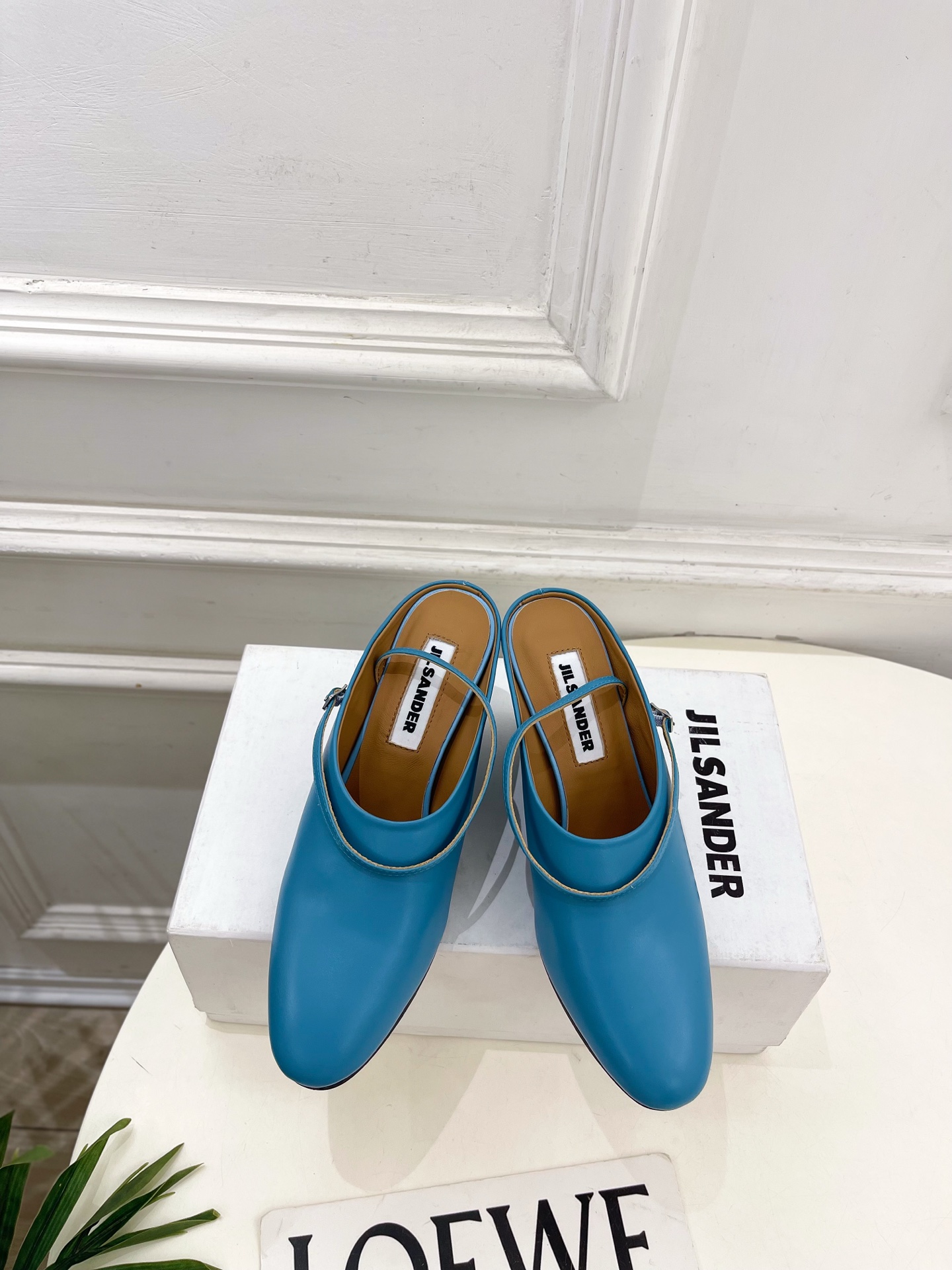 NO:816180,Jil Sander (Jil Sander) 2026 spring and summer new product JD minimalist retro thin strap buckle thick heel mules———————— JS is the most popular designer brand in the past two years, with simple design, clever details, fresh and refined!  If you don’t want to hit the streets with random styles, you can check out this brand. It’s relatively niche but is so easy to match. You can see this brand everywhere on Instagram and Xiaohongshu!  BS original one-to-one customization, original custom-made calfskin upper, imported sheepskin lining, original imported genuine leather outsole, heel height 7cm, size 35~39 (34.40.41 custom-made, non-refundable) No. 2605037, high heels sandals, jil sander, sandals, high heels, cowhide, sheepskin, Leather soles19860909Jil Sander(吉尔·桑达）2026 春夏新品 JD极简复古细带搭扣粗跟穆勒鞋———————— JS作为这两年最受欢迎的设计师品牌,设计简单、细节巧妙、清新脱俗！ 不想满大街撞款的可以看看这个品牌,比较小众却又是那么好搭配,ins、小红书随处可见这个品牌的身影 ！BS原版一比一定制 鞋面原版定制小牛皮 内里进口羊皮里 大底原版进口真皮大底 跟高7cm 码数35~39(34.40.41订做不退换）  编号2605037,高跟鞋凉鞋,jil sander,sandals,high heels,cowhide,sheepskin,Leather soles,Women's Shoes
