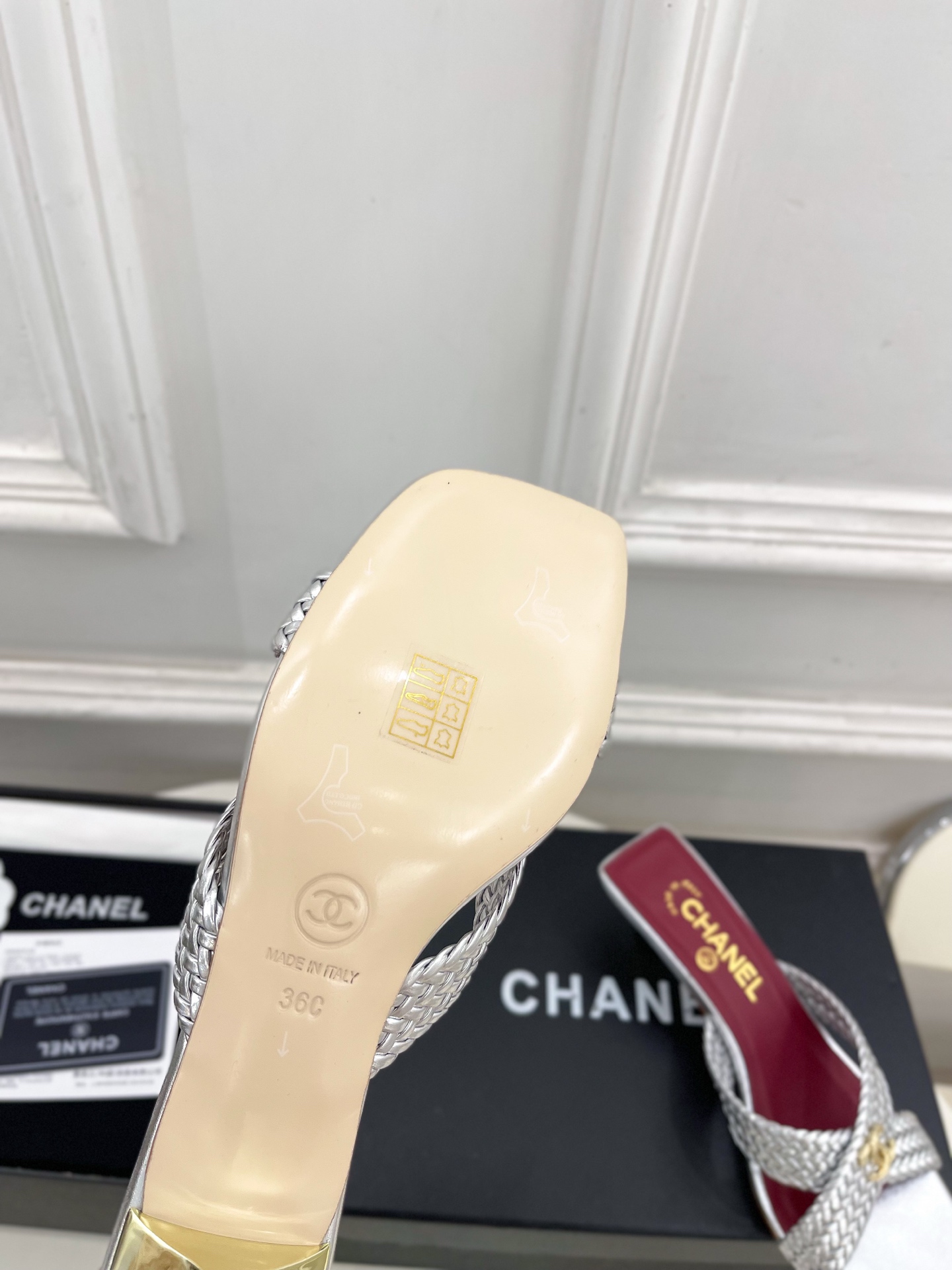 𝐂𝐇𝐀𝐍𝐄𝐋  | 小香  26𝐬𝐬 🦋2026 春夏新品  专柜经典走秀款 小香双C编织交叉带猫跟拖鞋