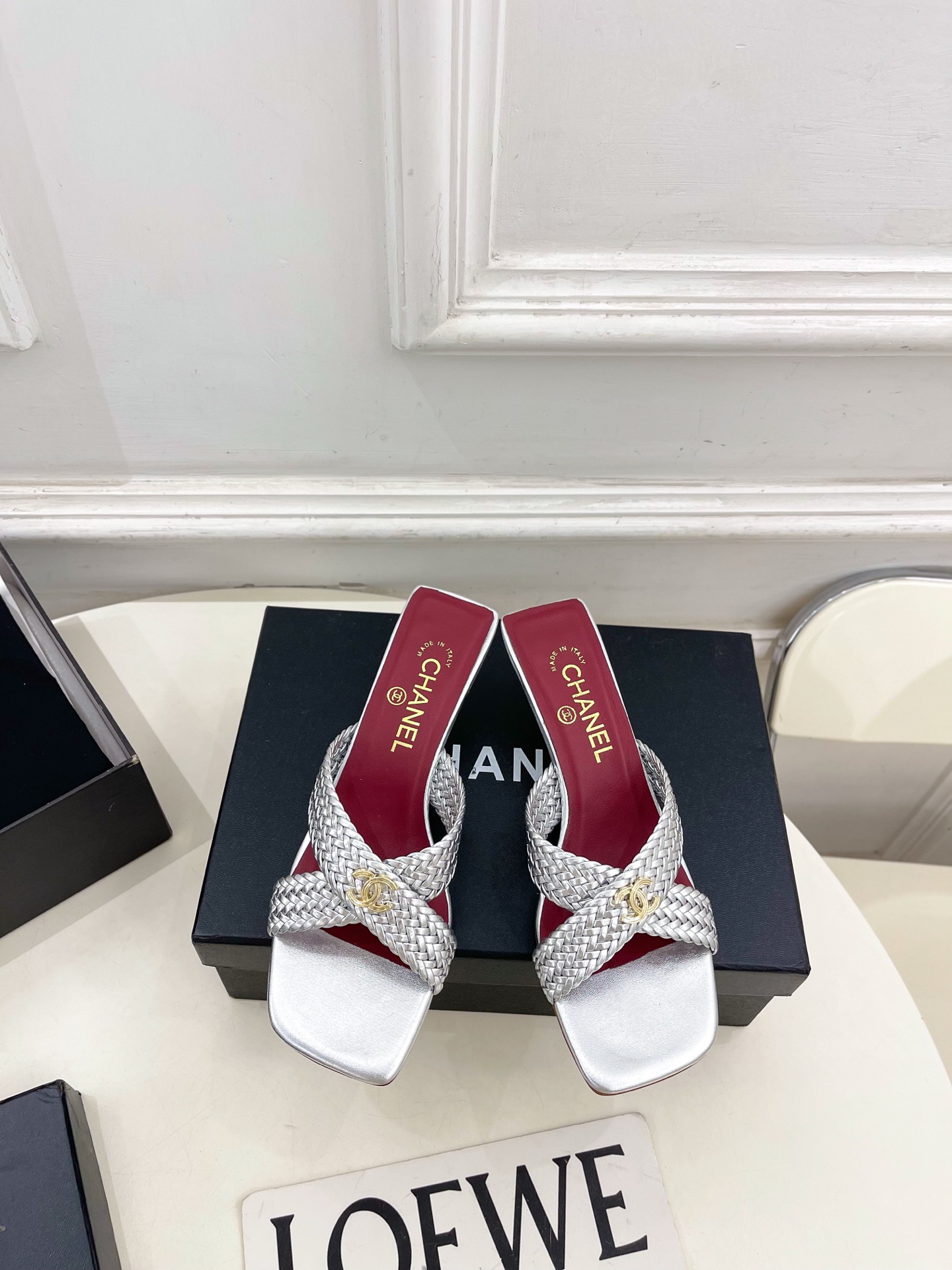 NO:816173,| Xiaoxiang 26 2026 spring and summer new products, classic catwalk models in the counter, Xiaoxiang double C braided cross-strap cat heel slippers are new in the series. The absolute gem in the BS fashion circle. The matching will interpret the meticulous, minimalist and classic elements that will never fade away. It will show a unique dressing style that is too beautiful to say. A must-have style in summer... ━━━━━ t ━━━━━  Highly customized original woven fabric for upper, imported silk sheepskin lining for outsole, original imported leather outsole, heel height 4.5cm, shoe size: 35-39 (40.41 customized, non-returnable) No. 2605043, slippers, slippers, sheepskin, Leather soles19860909| 小香 26 2026 春夏新品 专柜经典走秀款 小香双C编织交叉带猫跟拖鞋 系列上新 BS时尚圈的绝绝子 搭配将演绎着细致 极简 永不褪去的经典元素 展现与众不同的穿搭风格美到无话可说 夏季必入款…… ━━━━━ t ━━━━━ 鞋面高定制原版编织面料 内里进口丝绸羊皮里 大底原版进口真皮大底 跟高4.5cm 鞋码: 35-39（40.41定制不退换） 编号2605043,拖鞋,slippers,sheepskin,Leather soles,Women's Shoes