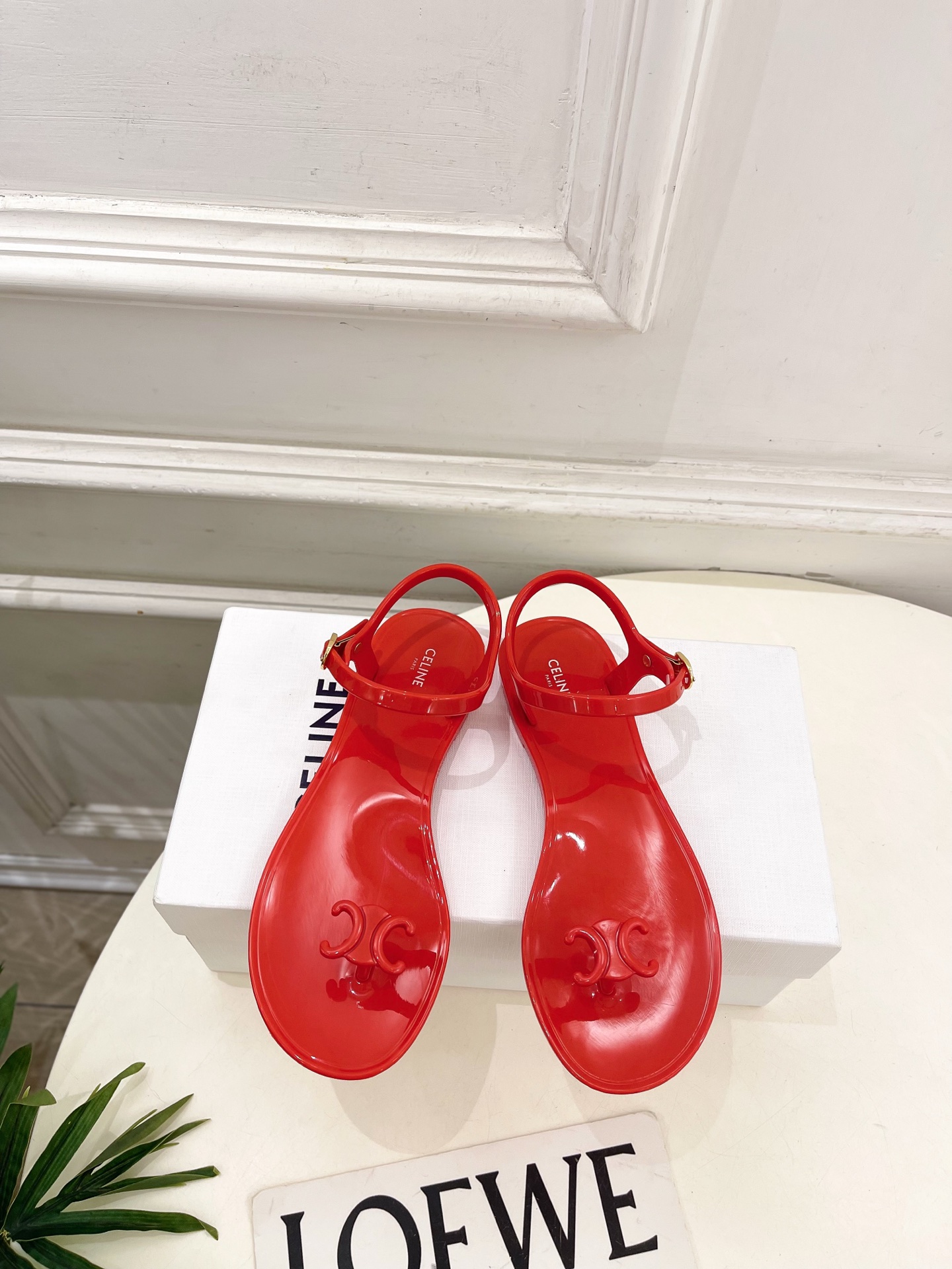 NO:816166,CELINE | Celine 26 The latest hot style of 2026 spring and summer Arc de Triomphe jelly thong sandals series is new!  Celine this season of BS is really cool and unique. You must buy a pair of celing slippers this year. They are retro-style classics. They are super versatile, simple and elegant. They can be matched with skirts and trousers. They have a proper look and look that shows off its brand atmosphere.  Outsole Original molded custom outsole Shoe size: 35-39 (40. Customization is not returnable) No. 2605045, split-toe shoes, celine, celine, sandals, slippers, skirts, sheepskin19860909CELINE | 赛琳 26 2026春夏最新爆款 凯旋门果冻夹趾凉鞋 系列上新！ BS这一季的赛琳真的是开了挂、太有特色了  今年必须要入手一双celing 拖鞋 ,复古风经典款 超级百搭 简单大气 无论裙装裤装都能随意搭配 妥妥的颜霸 无不彰显它的品牌气息. ━━━━━ t ━━━━━ 鞋面原版高定制材料 内里进口山羊皮里 大底原版开模定制大底 鞋码: 35-39（40.定制不退换） 编号2605045,分趾鞋,celine,celine,sandals,slippers,skirts,sheepskin,Women's Shoes