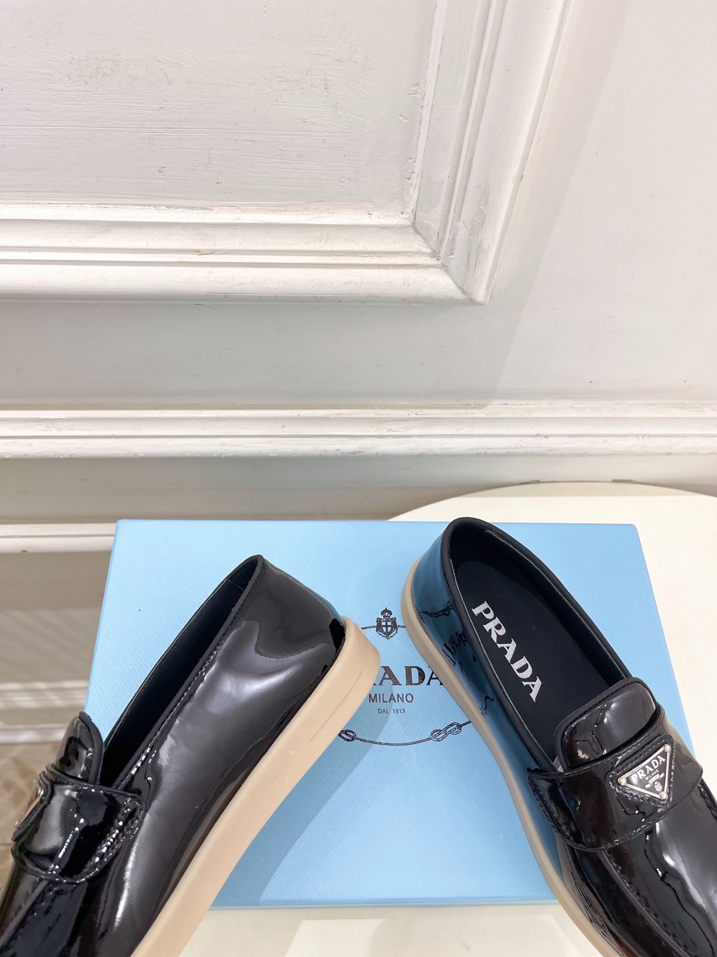 PRADA 普拉达 26𝐬𝐬 🌈2026春夏新品 专柜走秀款 经典金属三角标情侣款乐福鞋 系列〰鞋面: PRADA 普拉达 26𝐬𝐬 🌈2026春夏新品 专柜走秀款 经典金属三角标情侣款乐福鞋 系列〰鞋面: