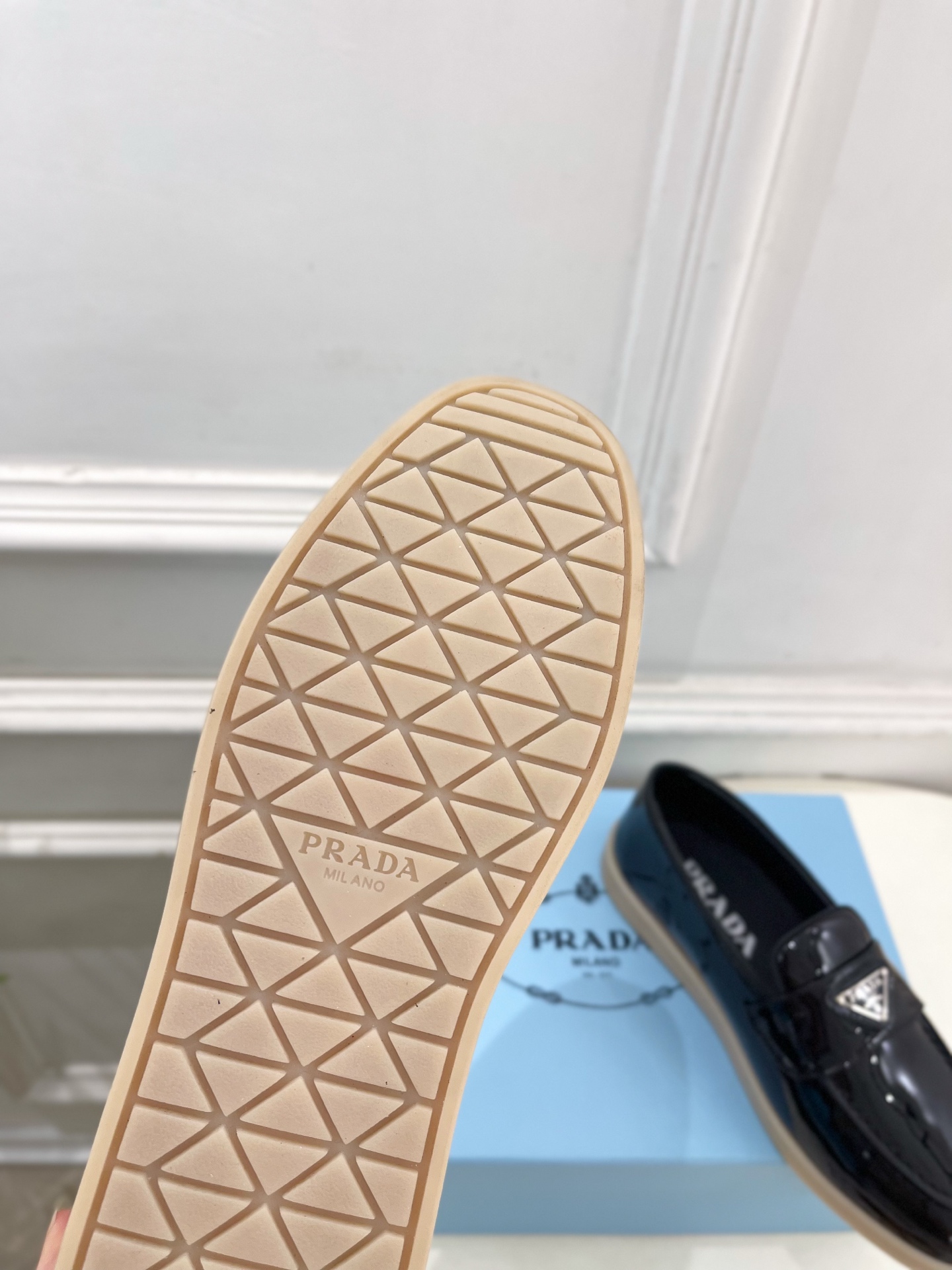 PRADA 普拉达 26𝐬𝐬 🌈2026春夏新品 专柜走秀款 经典金属三角标情侣款乐福鞋 系列〰鞋面: PRADA 普拉达 26𝐬𝐬 🌈2026春夏新品 专柜走秀款 经典金属三角标情侣款乐福鞋 系列〰鞋面: