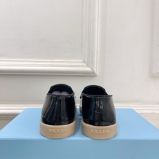 PRADA 普拉达 26𝐬𝐬 🌈2026春夏新品 专柜走秀款 经典金属三角标情侣款乐福鞋 系列〰鞋面: PRADA 普拉达 26𝐬𝐬 🌈2026春夏新品 专柜走秀款 经典金属三角标情侣款乐福鞋 系列〰鞋面: