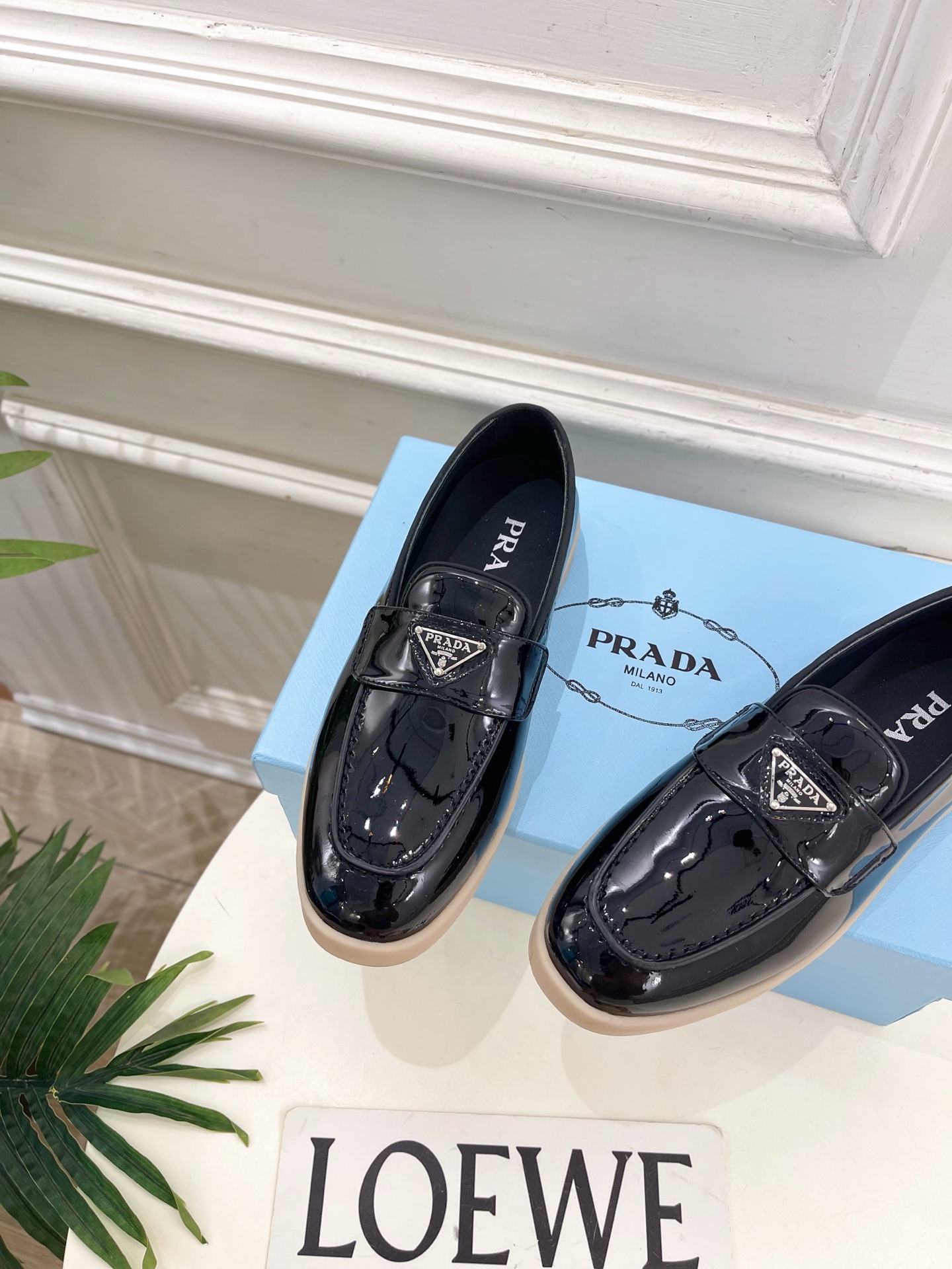 PRADA 普拉达 26𝐬𝐬 🌈2026春夏新品 专柜走秀款 经典金属三角标情侣款乐福鞋 系列〰鞋面: PRADA 普拉达 26𝐬𝐬 🌈2026春夏新品 专柜走秀款 经典金属三角标情侣款乐福鞋 系列〰鞋面: