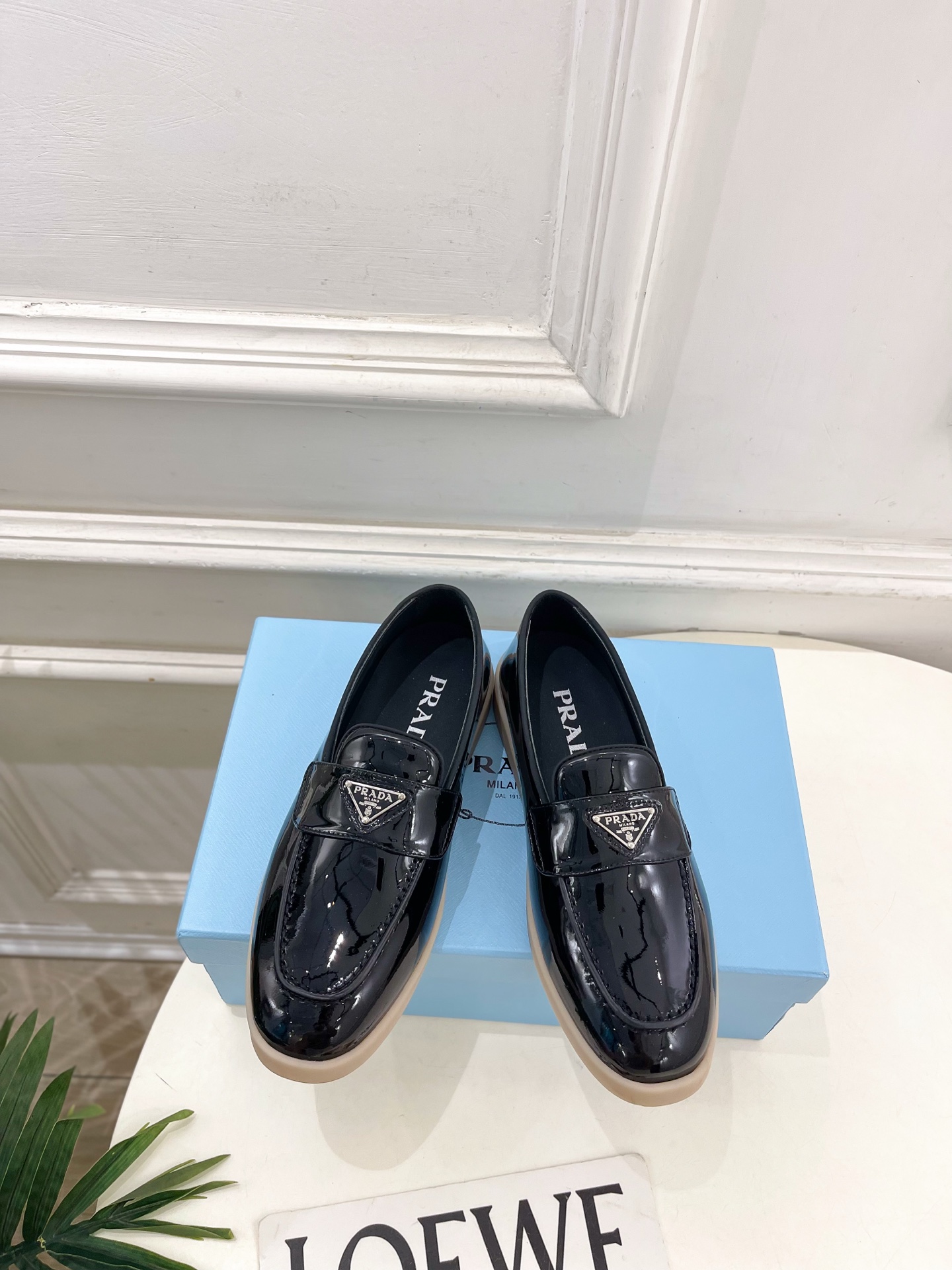 PRADA 普拉达  26𝐬𝐬 🌈2026春夏新品 专柜走秀款 经典金属三角标情侣款乐福鞋 系列〰鞋面：