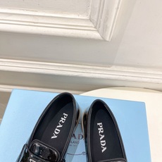 PRADA 普拉达 26𝐬𝐬 🌈2026春夏新品 专柜走秀款 经典金属三角标情侣款乐福鞋 系列〰鞋面: PRADA 普拉达 26𝐬𝐬 🌈2026春夏新品 专柜走秀款 经典金属三角标情侣款乐福鞋 系列〰鞋面: