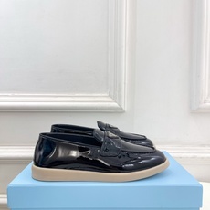 PRADA 普拉达 26𝐬𝐬 🌈2026春夏新品 专柜走秀款 经典金属三角标情侣款乐福鞋 系列〰鞋面: PRADA 普拉达 26𝐬𝐬 🌈2026春夏新品 专柜走秀款 经典金属三角标情侣款乐福鞋 系列〰鞋面: