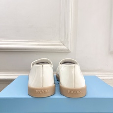 PRADA 普拉达 26𝐬𝐬 🌈2026春夏新品 专柜走秀款 经典金属三角标情侣款乐福鞋 系列〰鞋面: PRADA 普拉达 26𝐬𝐬 🌈2026春夏新品 专柜走秀款 经典金属三角标情侣款乐福鞋 系列〰鞋面: