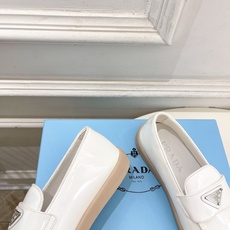 PRADA 普拉达 26𝐬𝐬 🌈2026春夏新品 专柜走秀款 经典金属三角标情侣款乐福鞋 系列〰鞋面: PRADA 普拉达 26𝐬𝐬 🌈2026春夏新品 专柜走秀款 经典金属三角标情侣款乐福鞋 系列〰鞋面: