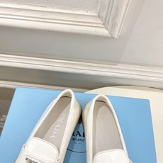 PRADA 普拉达 26𝐬𝐬 🌈2026春夏新品 专柜走秀款 经典金属三角标情侣款乐福鞋 系列〰鞋面: PRADA 普拉达 26𝐬𝐬 🌈2026春夏新品 专柜走秀款 经典金属三角标情侣款乐福鞋 系列〰鞋面: