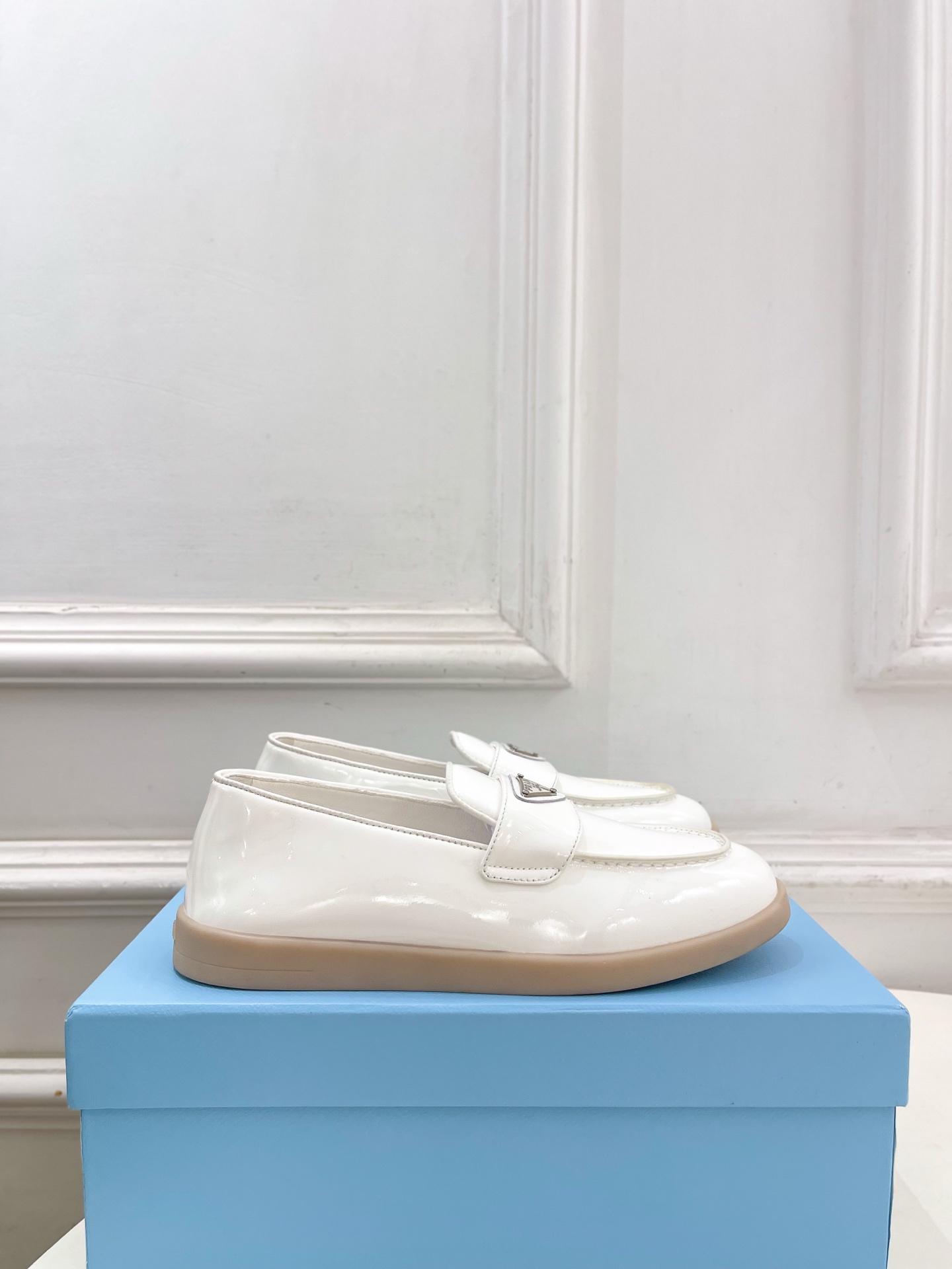 PRADA 普拉达 26𝐬𝐬 🌈2026春夏新品 专柜走秀款 经典金属三角标情侣款乐福鞋 系列〰鞋面: PRADA 普拉达 26𝐬𝐬 🌈2026春夏新品 专柜走秀款 经典金属三角标情侣款乐福鞋 系列〰鞋面: