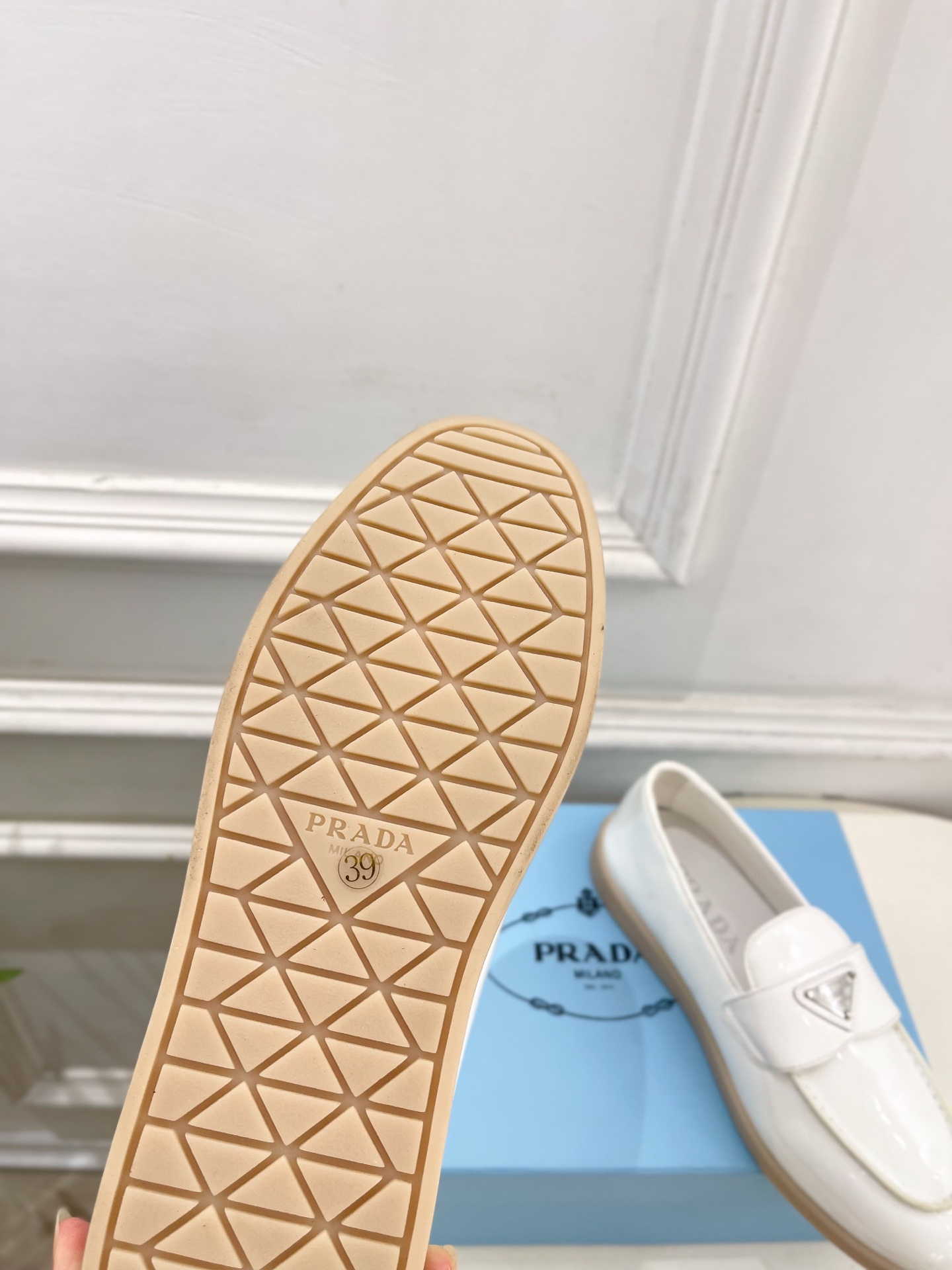 PRADA 普拉达 26𝐬𝐬 🌈2026春夏新品 专柜走秀款 经典金属三角标情侣款乐福鞋 系列〰鞋面: PRADA 普拉达 26𝐬𝐬 🌈2026春夏新品 专柜走秀款 经典金属三角标情侣款乐福鞋 系列〰鞋面: