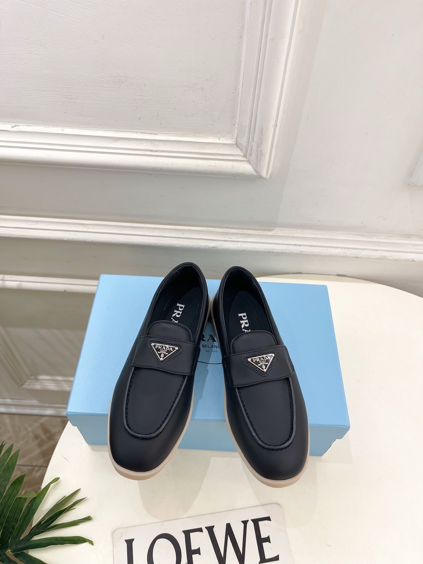 PRADA 普拉达  26𝐬𝐬 🌈2026春夏新品 专柜走秀款 经典金属三角标情侣款乐福鞋 系列〰鞋面：