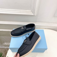 PRADA 普拉达 26𝐬𝐬 🌈2026春夏新品 专柜走秀款 经典金属三角标情侣款乐福鞋 系列〰鞋面: PRADA 普拉达 26𝐬𝐬 🌈2026春夏新品 专柜走秀款 经典金属三角标情侣款乐福鞋 系列〰鞋面: