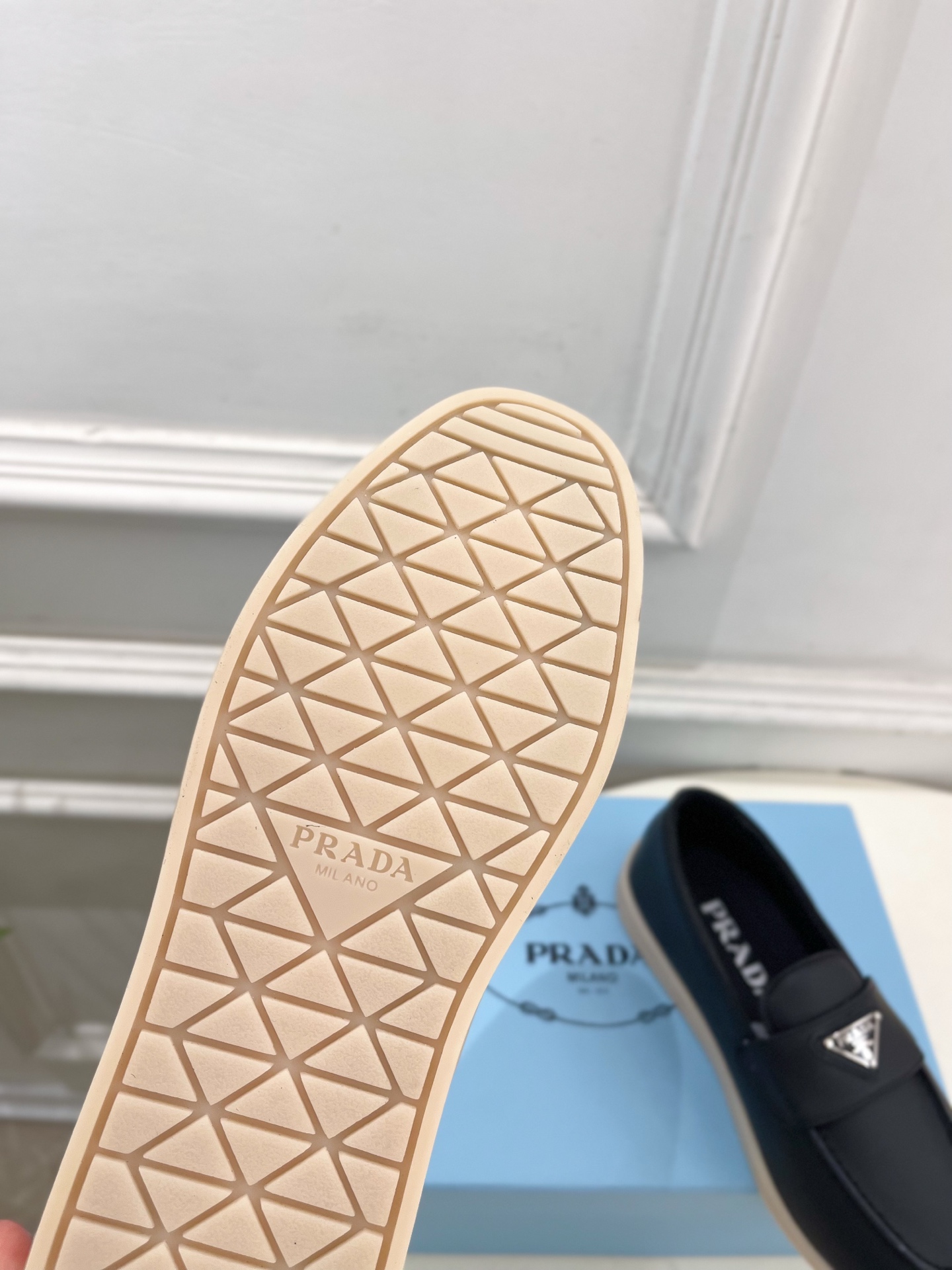 PRADA 普拉达 26𝐬𝐬 🌈2026春夏新品 专柜走秀款 经典金属三角标情侣款乐福鞋 系列〰鞋面: PRADA 普拉达 26𝐬𝐬 🌈2026春夏新品 专柜走秀款 经典金属三角标情侣款乐福鞋 系列〰鞋面: