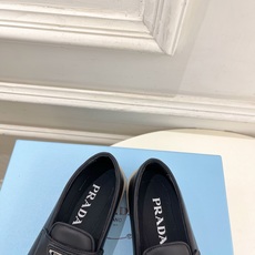 PRADA 普拉达 26𝐬𝐬 🌈2026春夏新品 专柜走秀款 经典金属三角标情侣款乐福鞋 系列〰鞋面: PRADA 普拉达 26𝐬𝐬 🌈2026春夏新品 专柜走秀款 经典金属三角标情侣款乐福鞋 系列〰鞋面: