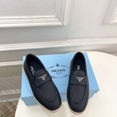PRADA 普拉达 26𝐬𝐬 🌈2026春夏新品 专柜走秀款 经典金属三角标情侣款乐福鞋 系列〰鞋面: PRADA 普拉达 26𝐬𝐬 🌈2026春夏新品 专柜走秀款 经典金属三角标情侣款乐福鞋 系列〰鞋面: