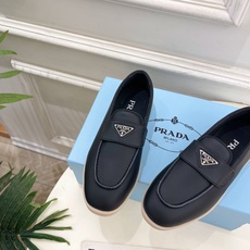 PRADA 普拉达 26𝐬𝐬 🌈2026春夏新品 专柜走秀款 经典金属三角标情侣款乐福鞋 系列〰鞋面: PRADA 普拉达 26𝐬𝐬 🌈2026春夏新品 专柜走秀款 经典金属三角标情侣款乐福鞋 系列〰鞋面: