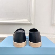 PRADA 普拉达 26𝐬𝐬 🌈2026春夏新品 专柜走秀款 经典金属三角标情侣款乐福鞋 系列〰鞋面: PRADA 普拉达 26𝐬𝐬 🌈2026春夏新品 专柜走秀款 经典金属三角标情侣款乐福鞋 系列〰鞋面: