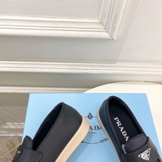 PRADA 普拉达 26𝐬𝐬 🌈2026春夏新品 专柜走秀款 经典金属三角标情侣款乐福鞋 系列〰鞋面: PRADA 普拉达 26𝐬𝐬 🌈2026春夏新品 专柜走秀款 经典金属三角标情侣款乐福鞋 系列〰鞋面: