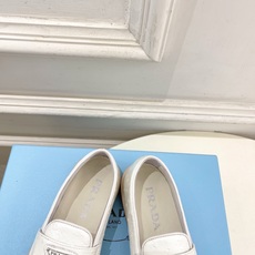 PRADA 普拉达 26𝐬𝐬 🌈2026春夏新品 专柜走秀款 经典金属三角标情侣款乐福鞋 系列〰鞋面: PRADA 普拉达 26𝐬𝐬 🌈2026春夏新品 专柜走秀款 经典金属三角标情侣款乐福鞋 系列〰鞋面: