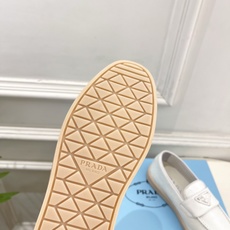 PRADA 普拉达 26𝐬𝐬 🌈2026春夏新品 专柜走秀款 经典金属三角标情侣款乐福鞋 系列〰鞋面: PRADA 普拉达 26𝐬𝐬 🌈2026春夏新品 专柜走秀款 经典金属三角标情侣款乐福鞋 系列〰鞋面: