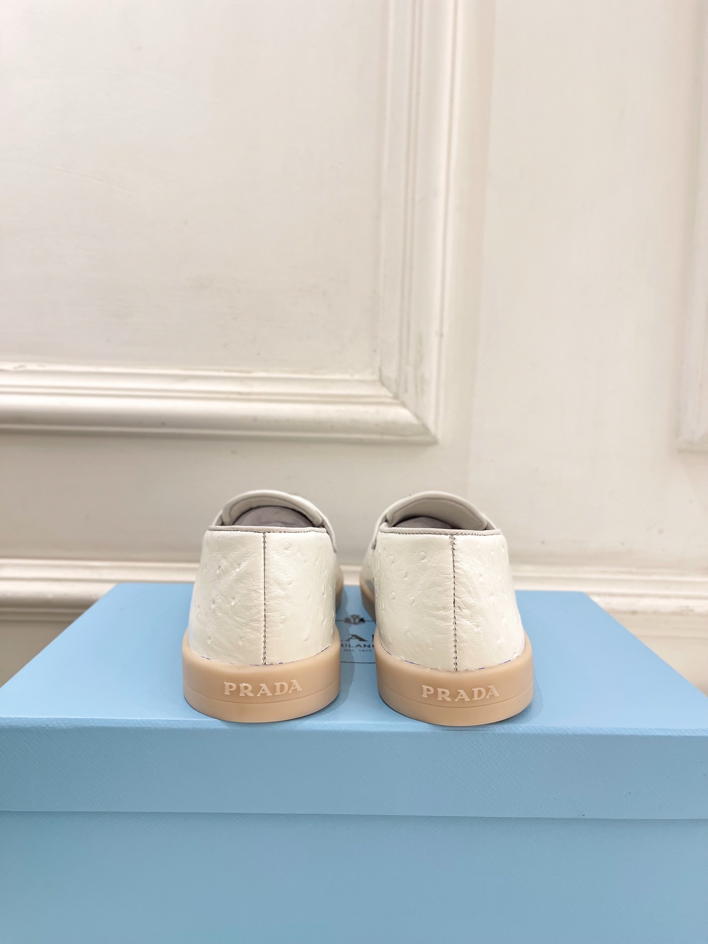 PRADA 普拉达 26𝐬𝐬 🌈2026春夏新品 专柜走秀款 经典金属三角标情侣款乐福鞋 系列〰鞋面: PRADA 普拉达 26𝐬𝐬 🌈2026春夏新品 专柜走秀款 经典金属三角标情侣款乐福鞋 系列〰鞋面: