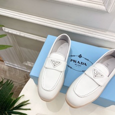 PRADA 普拉达 26𝐬𝐬 🌈2026春夏新品 专柜走秀款 经典金属三角标情侣款乐福鞋 系列〰鞋面: PRADA 普拉达 26𝐬𝐬 🌈2026春夏新品 专柜走秀款 经典金属三角标情侣款乐福鞋 系列〰鞋面: