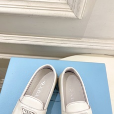 PRADA 普拉达 26𝐬𝐬 🌈2026春夏新品 专柜走秀款 经典金属三角标情侣款乐福鞋 系列〰鞋面: PRADA 普拉达 26𝐬𝐬 🌈2026春夏新品 专柜走秀款 经典金属三角标情侣款乐福鞋 系列〰鞋面: