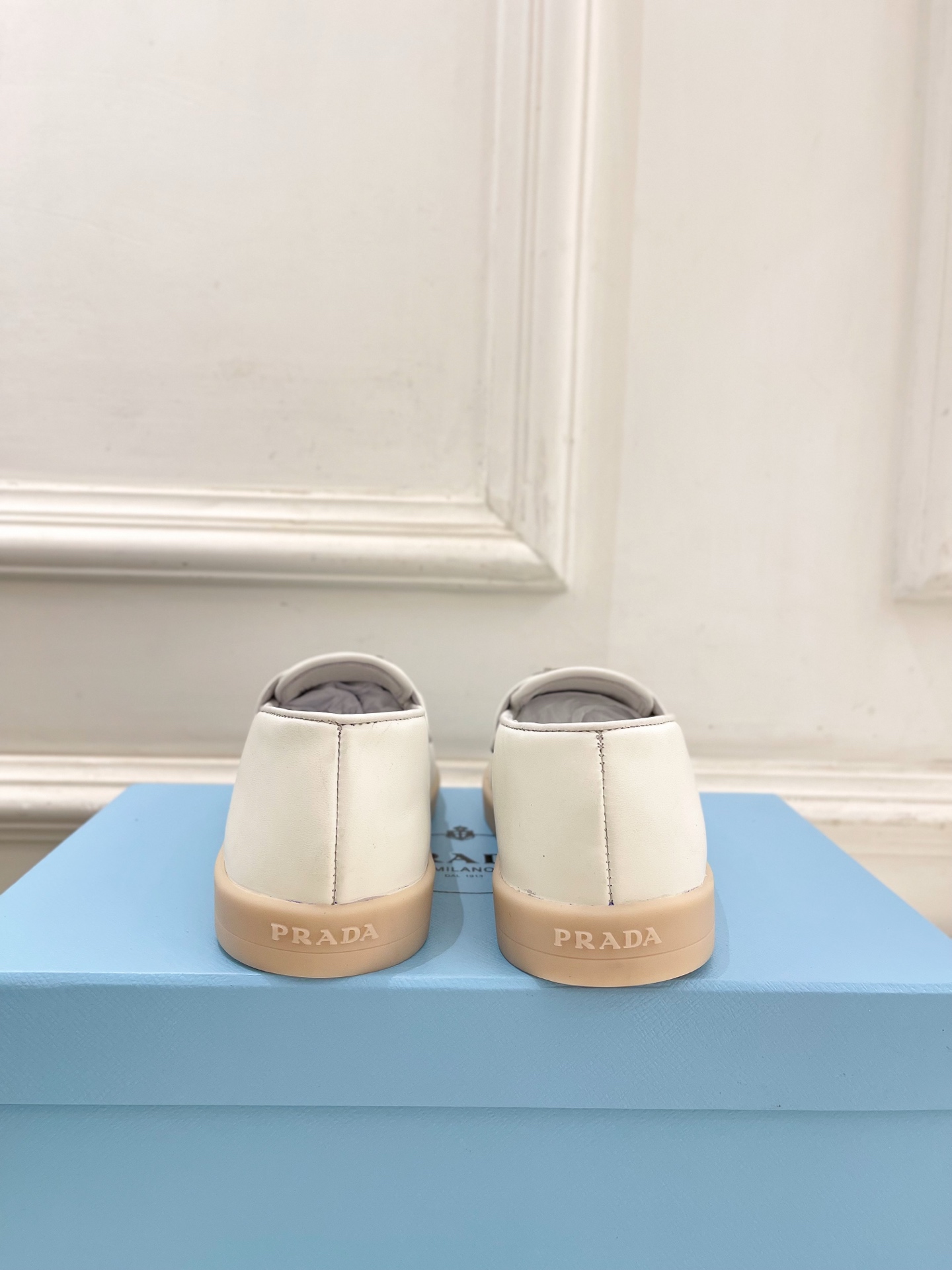 PRADA 普拉达 26𝐬𝐬 🌈2026春夏新品 专柜走秀款 经典金属三角标情侣款乐福鞋 系列〰鞋面: PRADA 普拉达 26𝐬𝐬 🌈2026春夏新品 专柜走秀款 经典金属三角标情侣款乐福鞋 系列〰鞋面: