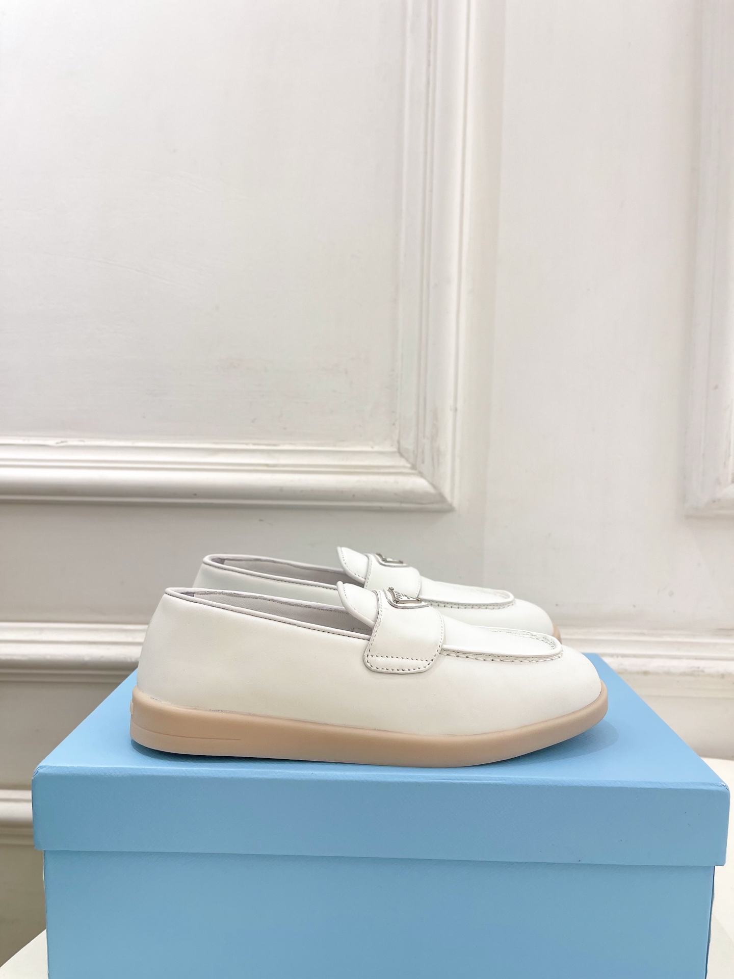 PRADA 普拉达 26𝐬𝐬 🌈2026春夏新品 专柜走秀款 经典金属三角标情侣款乐福鞋 系列〰鞋面: PRADA 普拉达 26𝐬𝐬 🌈2026春夏新品 专柜走秀款 经典金属三角标情侣款乐福鞋 系列〰鞋面: