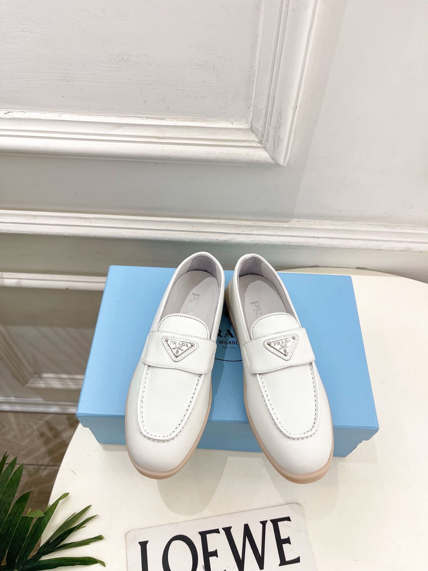 PRADA 普拉达  26𝐬𝐬 🌈2026春夏新品 专柜走秀款 经典金属三角标情侣款乐福鞋 系列〰鞋面：