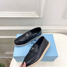 PRADA 普拉达 26𝐬𝐬 🌈2026春夏新品 专柜走秀款 经典金属三角标情侣款乐福鞋 系列〰鞋面: PRADA 普拉达 26𝐬𝐬 🌈2026春夏新品 专柜走秀款 经典金属三角标情侣款乐福鞋 系列〰鞋面: