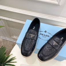 PRADA 普拉达 26𝐬𝐬 🌈2026春夏新品 专柜走秀款 经典金属三角标情侣款乐福鞋 系列〰鞋面: PRADA 普拉达 26𝐬𝐬 🌈2026春夏新品 专柜走秀款 经典金属三角标情侣款乐福鞋 系列〰鞋面: