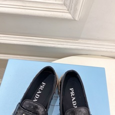 PRADA 普拉达 26𝐬𝐬 🌈2026春夏新品 专柜走秀款 经典金属三角标情侣款乐福鞋 系列〰鞋面: PRADA 普拉达 26𝐬𝐬 🌈2026春夏新品 专柜走秀款 经典金属三角标情侣款乐福鞋 系列〰鞋面: