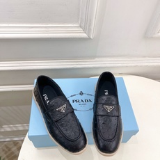 PRADA 普拉达 26𝐬𝐬 🌈2026春夏新品 专柜走秀款 经典金属三角标情侣款乐福鞋 系列〰鞋面: PRADA 普拉达 26𝐬𝐬 🌈2026春夏新品 专柜走秀款 经典金属三角标情侣款乐福鞋 系列〰鞋面: