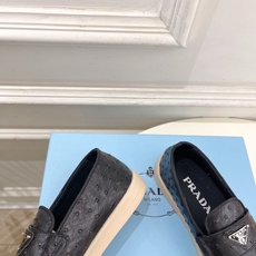 PRADA 普拉达 26𝐬𝐬 🌈2026春夏新品 专柜走秀款 经典金属三角标情侣款乐福鞋 系列〰鞋面: PRADA 普拉达 26𝐬𝐬 🌈2026春夏新品 专柜走秀款 经典金属三角标情侣款乐福鞋 系列〰鞋面: