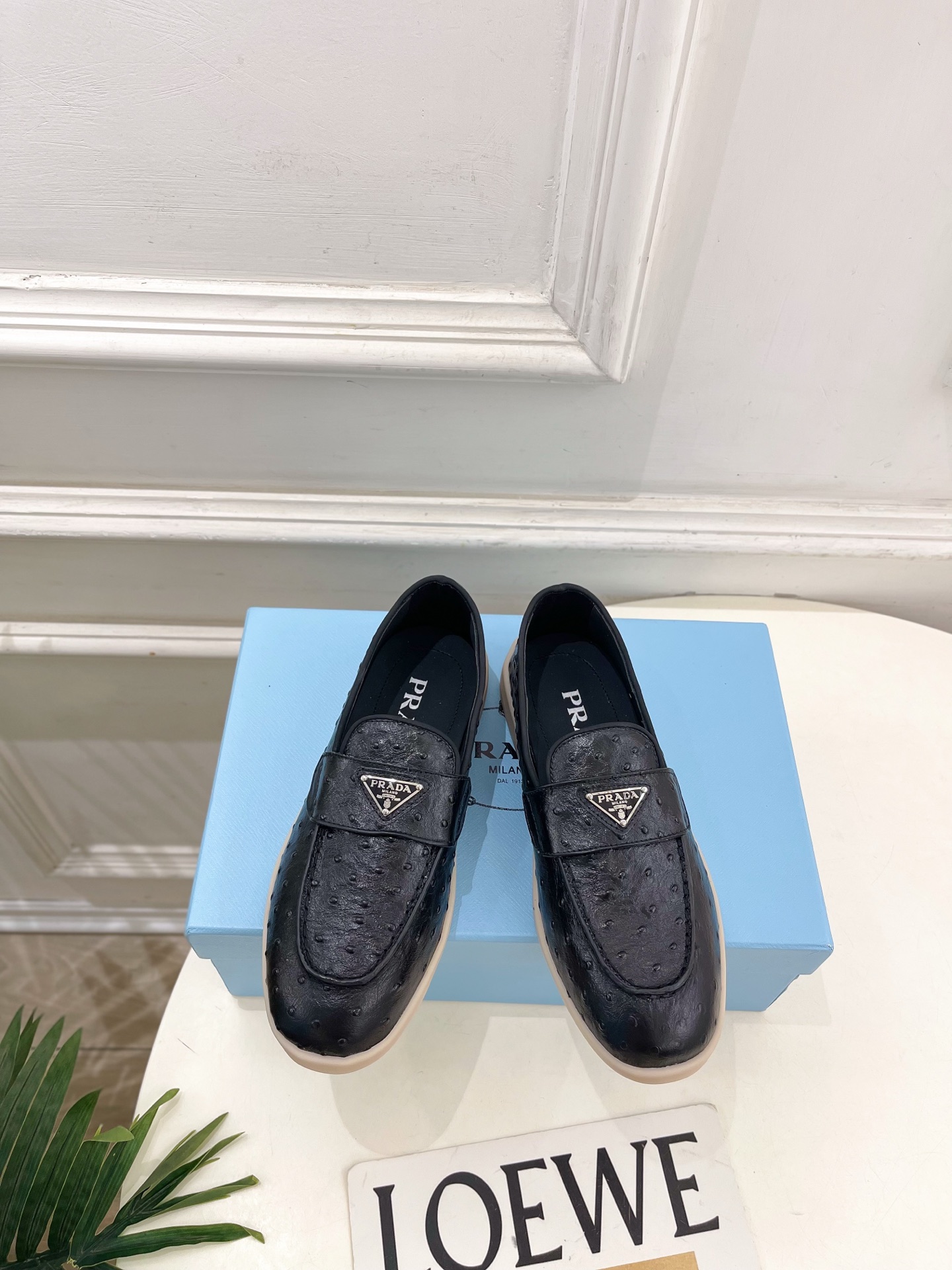 PRADA 普拉达  26𝐬𝐬 🌈2026春夏新品 专柜走秀款 经典金属三角标情侣款乐福鞋 系列〰鞋面：