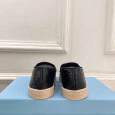 PRADA 普拉达 26𝐬𝐬 🌈2026春夏新品 专柜走秀款 经典金属三角标情侣款乐福鞋 系列〰鞋面: PRADA 普拉达 26𝐬𝐬 🌈2026春夏新品 专柜走秀款 经典金属三角标情侣款乐福鞋 系列〰鞋面:
