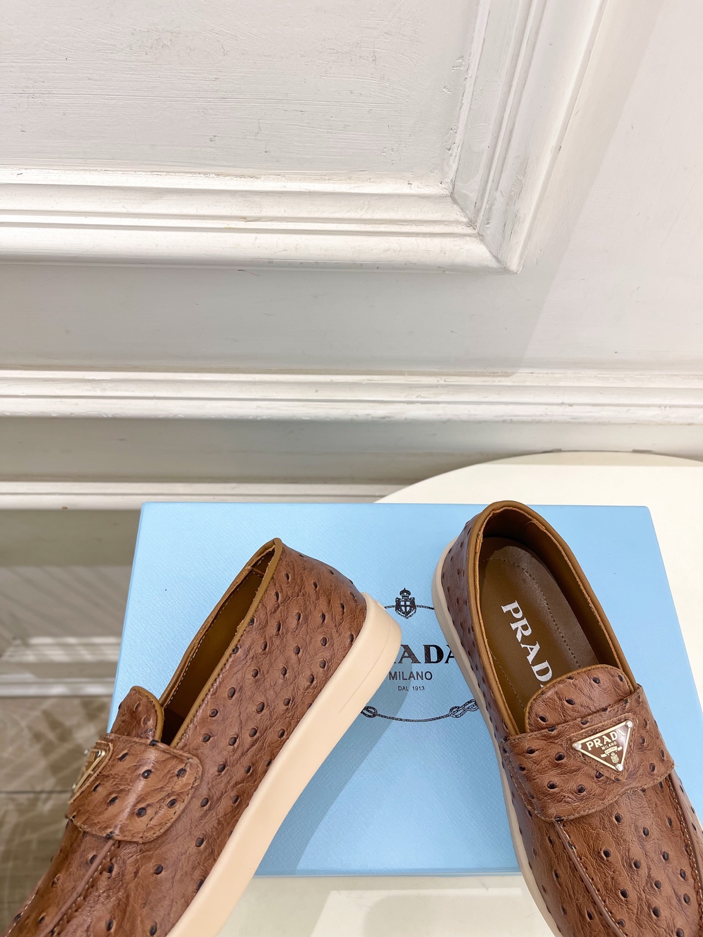 PRADA 普拉达  26𝐬𝐬 🌈2026春夏新品 专柜走秀款 经典金属三角标情侣款乐福鞋 系列〰鞋面：